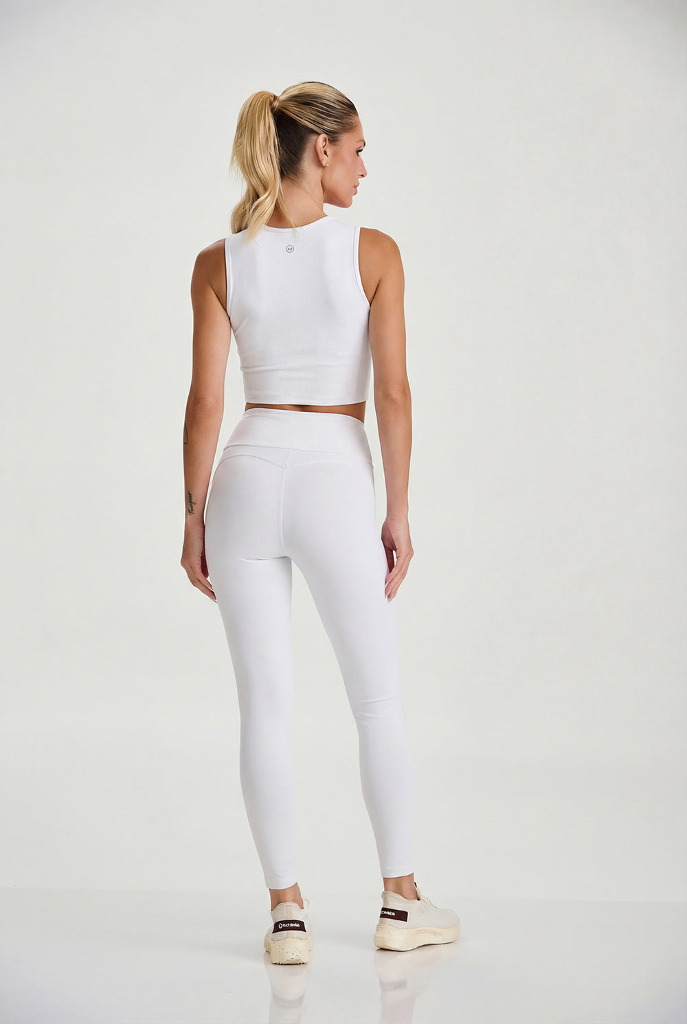 Adaptiv cropped top with compression