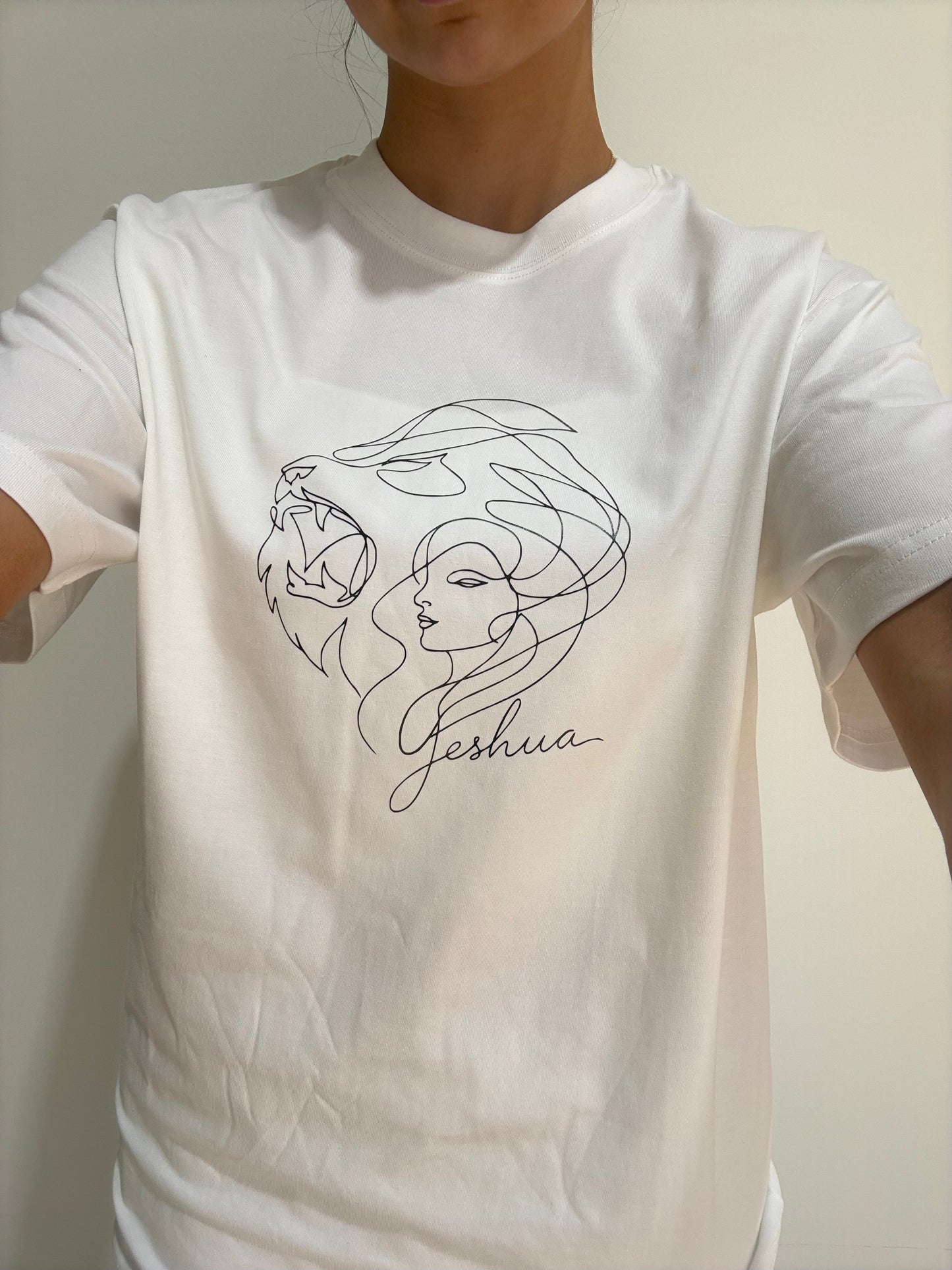 T-Shirt YESHUA — AQUELE QUE VAI À NOSSA FRENTE